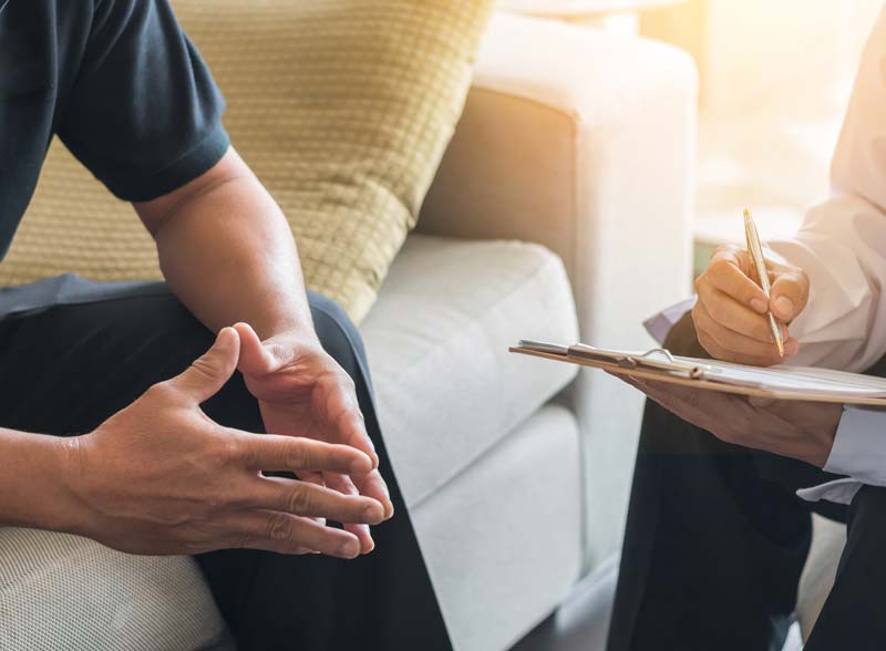 Grupos de apoyo-800 therapist working with a client