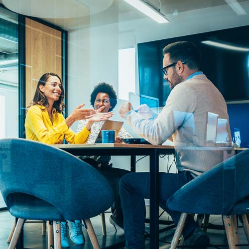 salud-coaching-500 Mental Health Champions providing guidance to someone as they sit and talk in conference room.
